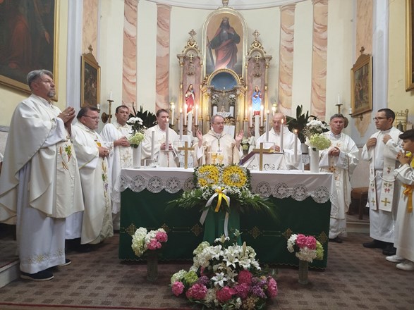 ​Biskup Radoš predslavio misu u Ferdinandovcu prigodom 30 godina svećeništva ređenika 1995. godine